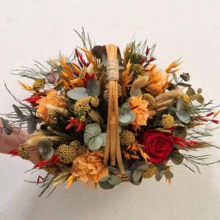 Cistella de flors seca s colors de tardo