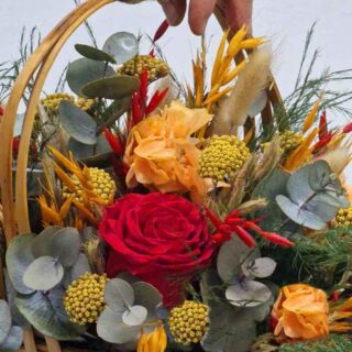 Cistella de flors seca s colors de tardo